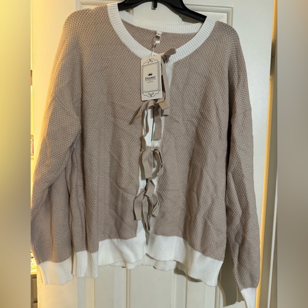 NEW🤎Beige and White Sweater with Bow Accents